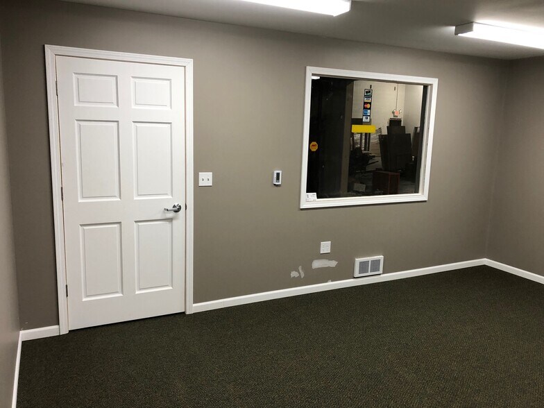 16225-16237 W Ryerson Rd, New Berlin, WI for lease - Interior Photo - Image 3 of 15