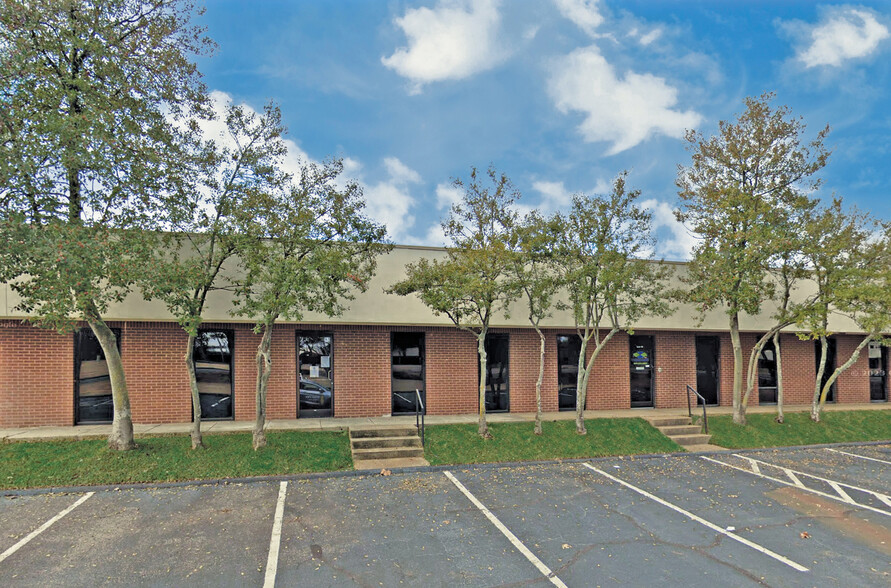 2605 Corporate Ave E, Memphis, TN for lease - Building Photo - Image 1 of 4