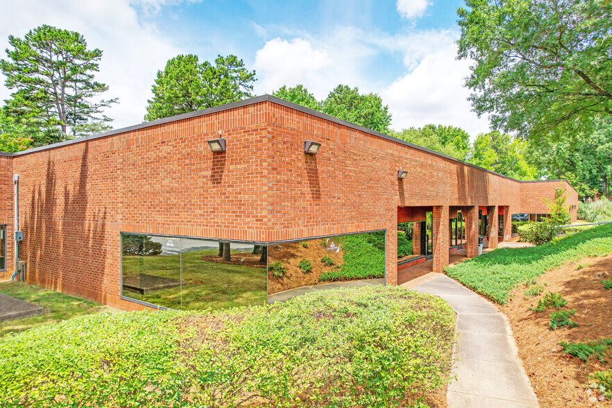 5715 Westpark Dr, Charlotte, NC for lease - Building Photo - Image 3 of 6