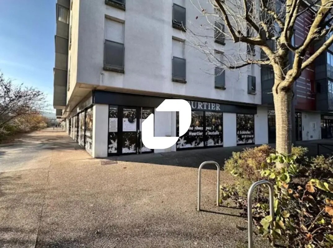 Retail in Échirolles for lease Building Photo- Image 1 of 3