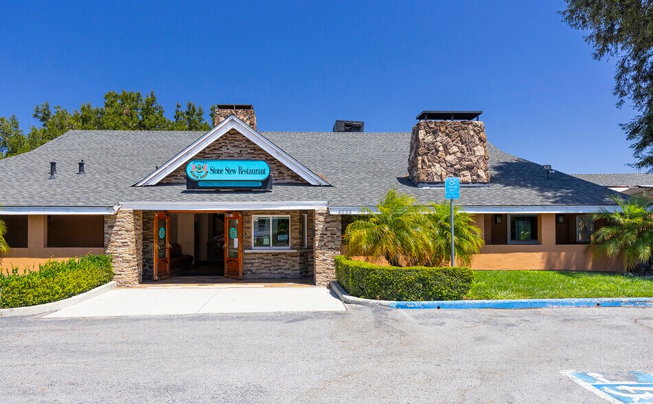 Moorpark Crossings portfolio of 4 properties for sale on LoopNet.com - Building Photo - Image 2 of 7