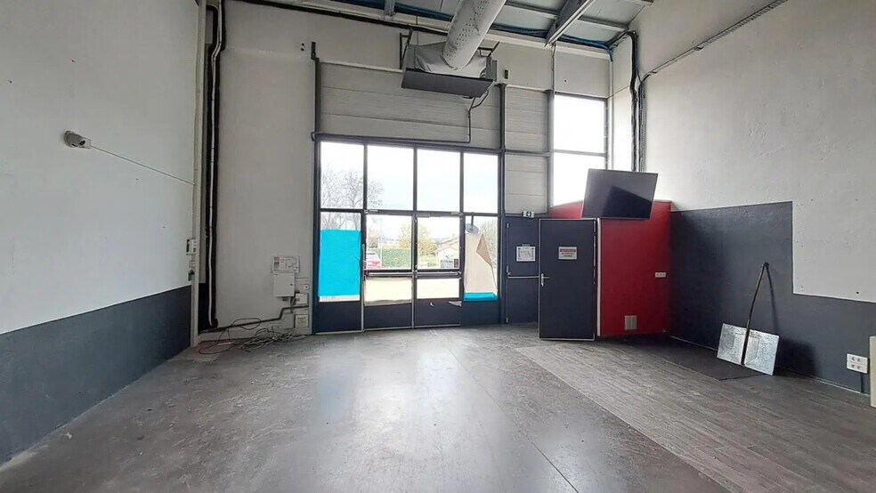 Flex in Genay for lease - Interior Photo - Image 3 of 7