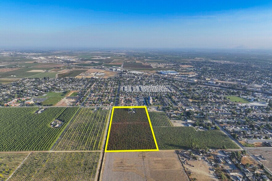 240 Kern St, Kingsburg, CA 93631 +/15 Acres Future Residential Development