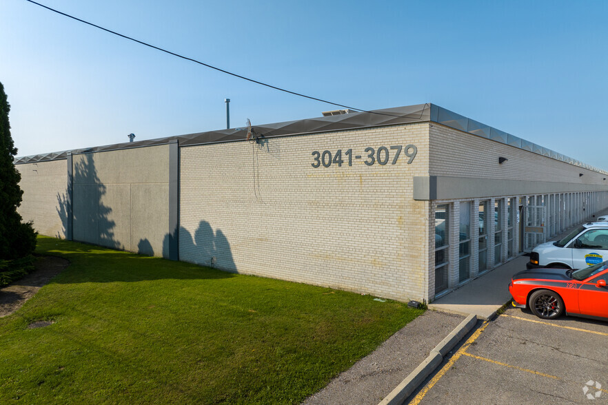 3041-3079 Universal Dr, Mississauga, ON for lease - Building Photo - Image 2 of 5