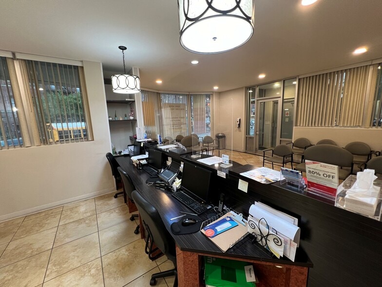 2020 Cortelyou Rd, Brooklyn, NY for lease - Interior Photo - Image 3 of 16