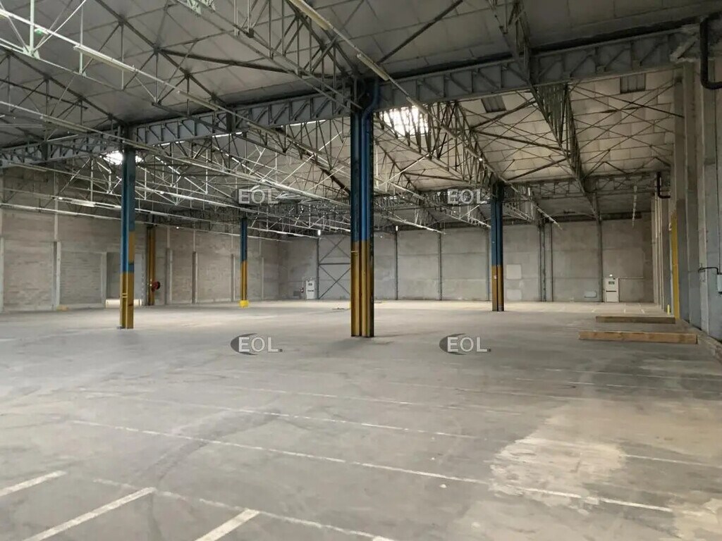 Location Entrepôt 8 345 m² - Photo 1