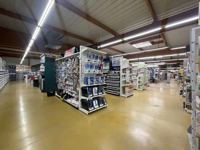 Office in Beautiran for lease - Building Photo - Image 1 of 8