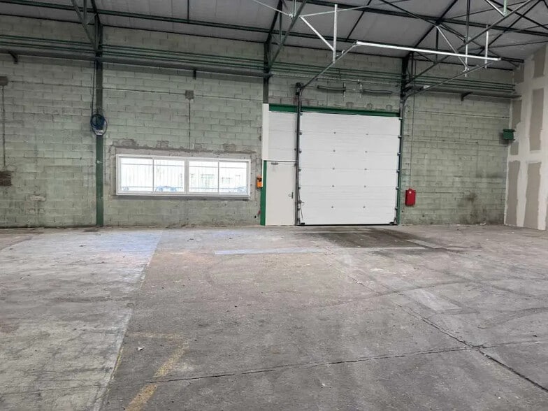 Flex in Reyrieux for lease - Interior Photo - Image 2 of 14