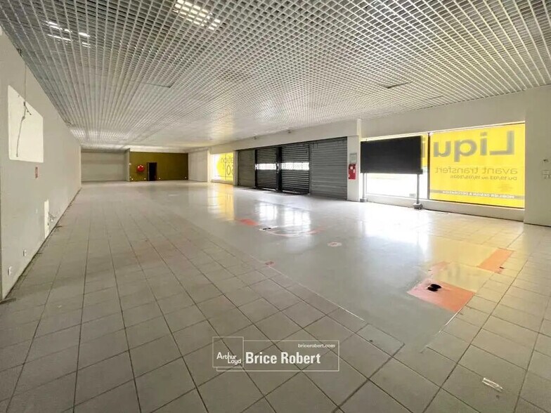 Retail in Saint-Bonnet-de-Mure for lease - Interior Photo - Image 2 of 8