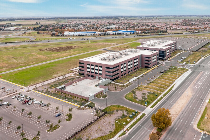 4151 E Commerce Way, Sacramento, CA for lease - Aerial - Image 2 of 8