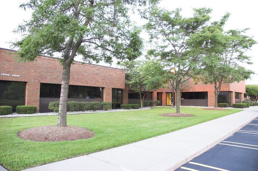 33025-33045 Schoolcraft Rd, Livonia, MI for lease - Building Photo - Image 1 of 1