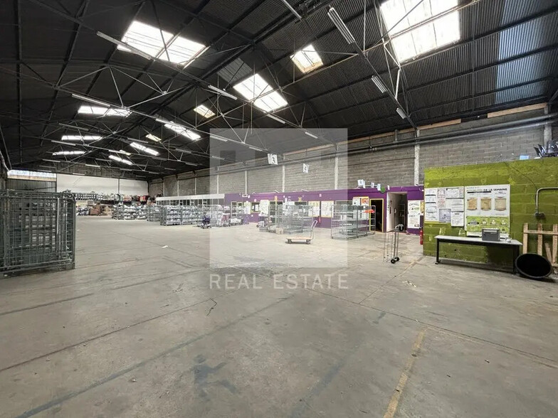 Flex in Vénissieux for lease - Interior Photo - Image 3 of 19