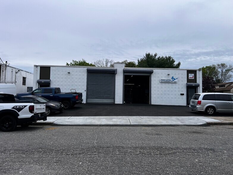 374-376 Neptune Ave, West Babylon, NY for sale - Building Photo - Image 1 of 1