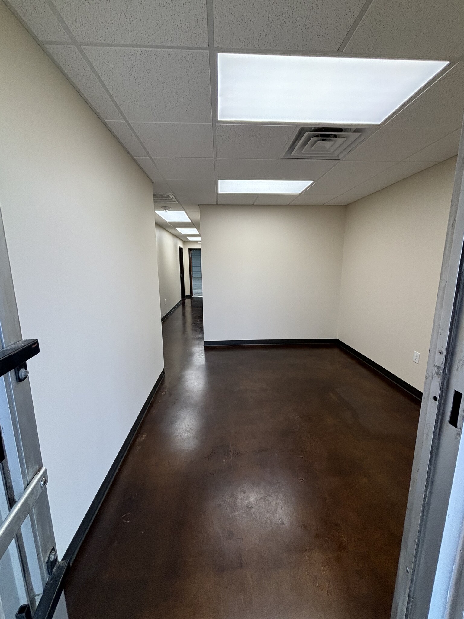 1523-1531 Central Park Dr, Hurst, TX for lease Interior Photo- Image 1 of 12