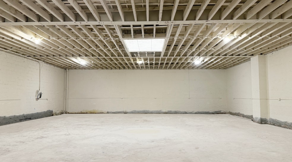 360 Scholes St, Brooklyn, NY for lease - Interior Photo - Image 3 of 3