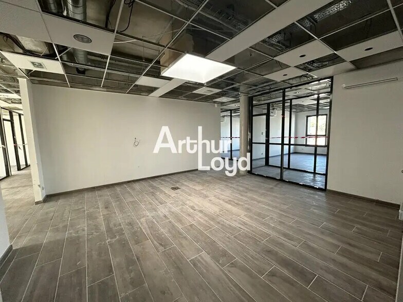 Office in Fréjus for lease - Building Photo - Image 2 of 11