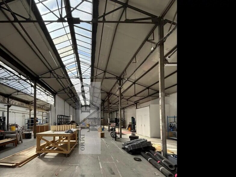 Industrial in Saint-Denis for sale - Interior Photo - Image 2 of 12