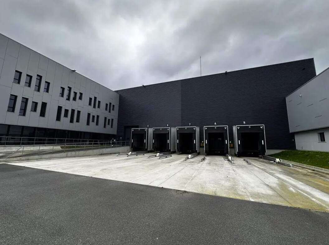 Industrial in Serris for lease Building Photo- Image 1 of 5