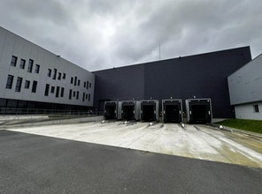 Industrial in Serris for lease Building Photo- Image 1 of 5