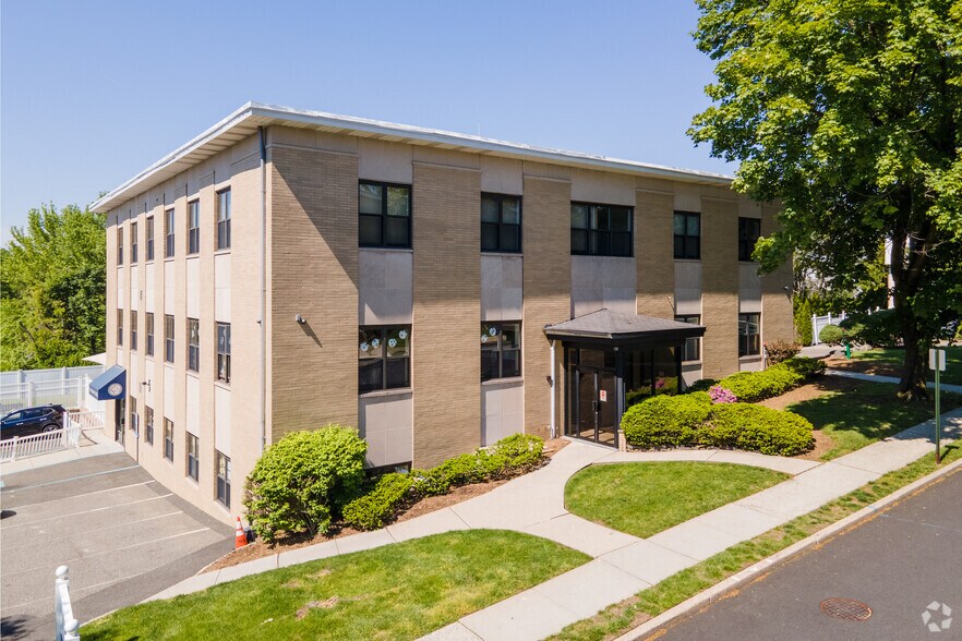 120 Charlotte Pl, Englewood Cliffs, NJ for lease - Building Photo - Image 1 of 3