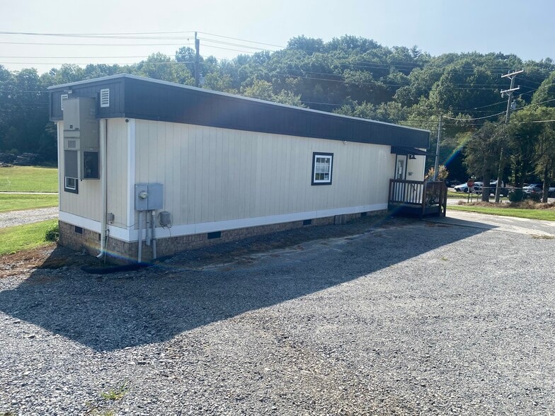 28 Ridgeway Ave, Etowah, NC for sale - Building Photo - Image 2 of 4