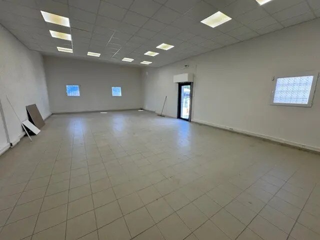 Flex in Saint-Cannat for lease - Building Photo - Image 3 of 7
