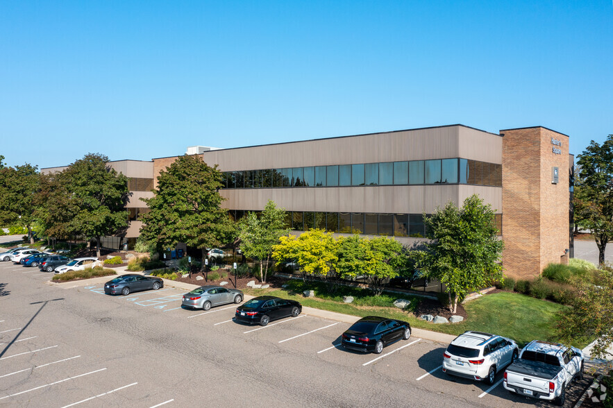 31555 W 14 Mile Rd, Farmington Hills, MI for lease - Building Photo - Image 3 of 6