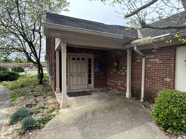 11907 Montgomery Rd, Cincinnati, OH for lease - Building Photo - Image 3 of 18