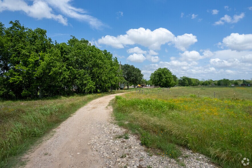 915 Peach Ridge Rd, Brookshire, TX 77423