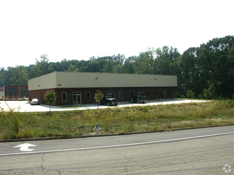 100 Holt Industrial Cir, Acworth, GA for lease - Building Photo - Image 1 of 2