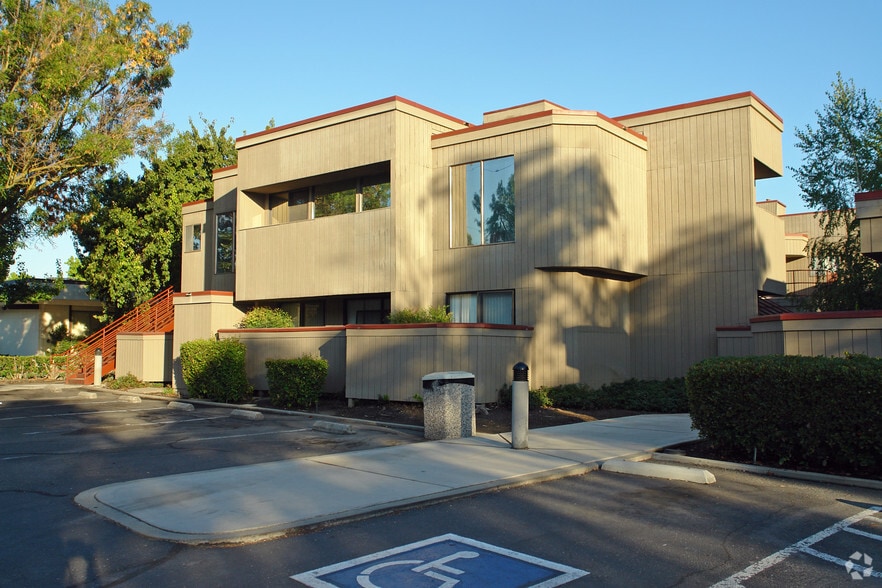 1240 W Robinhood Dr, Stockton, CA for lease - Building Photo - Image 3 of 22