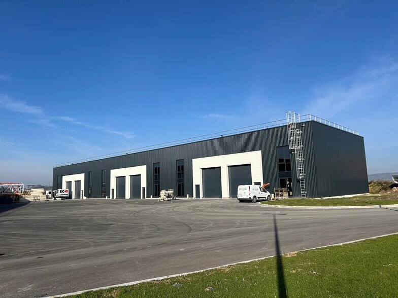 Industrial in Prunay for lease - Building Photo - Image 2 of 8