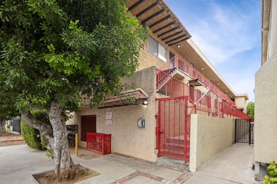 8135 Reseda Blvd, Reseda, CA for sale - Building Photo - Image 3 of 9