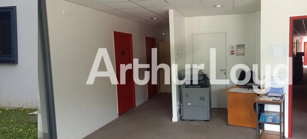 Office in Ifs for lease - Interior Photo - Image 3 of 4