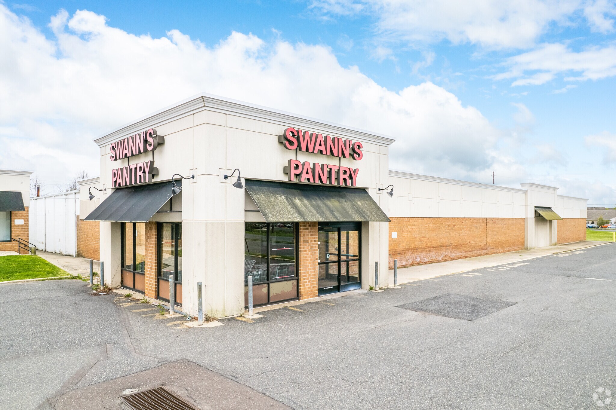 240 S West End Blvd, Quakertown, PA 18951 Country Square Shopping