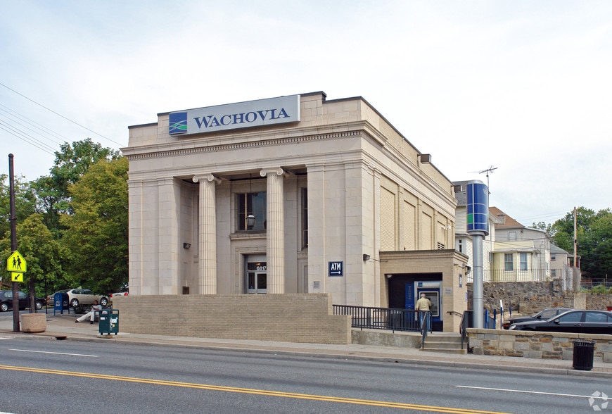 6813-6817 Belair Rd portfolio of 2 properties for sale on LoopNet.com - Primary Photo - Image 2 of 2