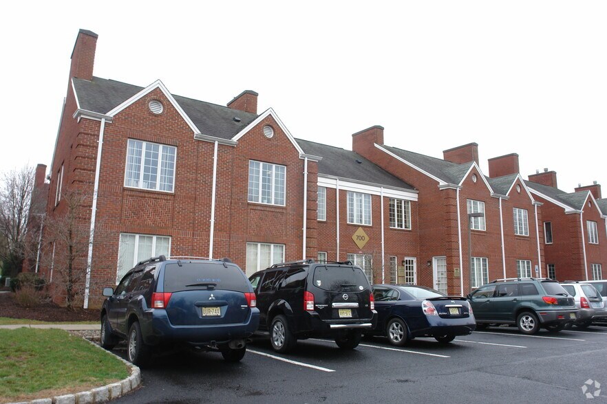 611-612 Courtyard Dr, Hillsborough, NJ for lease - Building Photo - Image 1 of 16