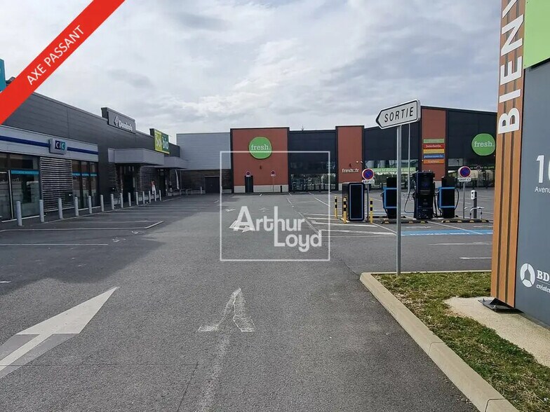 Retail in Saint-Pierre-lès-Nemours for lease - Building Photo - Image 2 of 5