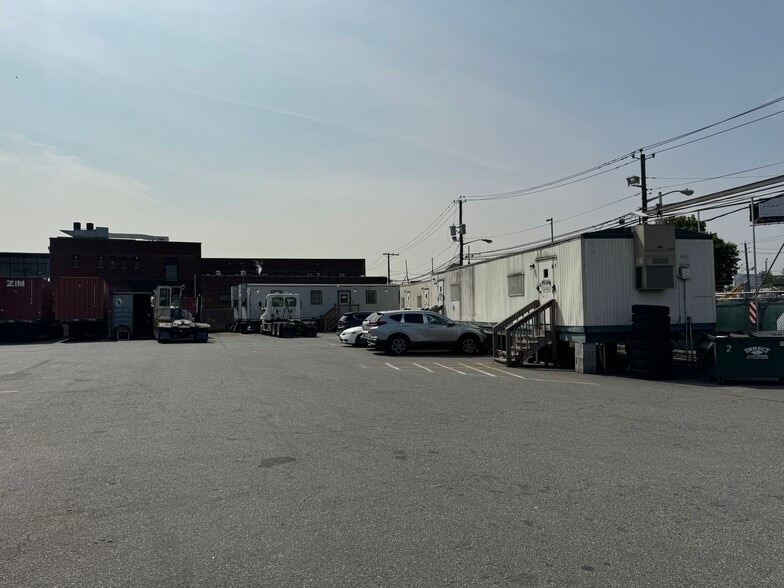 207-215 Avenue L, Newark, NJ for lease - Building Photo - Image 3 of 10