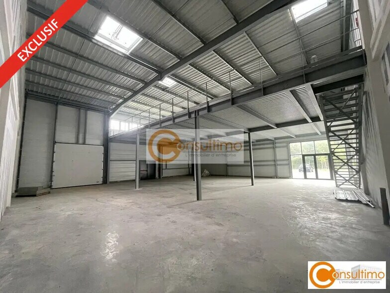 Flex in Salleboeuf for lease - Interior Photo - Image 1 of 9