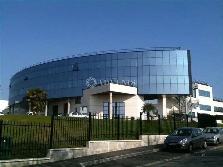 Office in Bry-sur-Marne for lease - Building Photo - Image 1 of 5