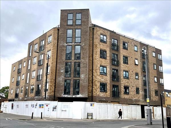 8-10 Church St N, Slough for lease - Primary Photo - Image 1 of 3