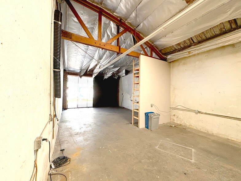 2315-2319 E 8th St, Los Angeles, CA for lease - Building Photo - Image 3 of 12