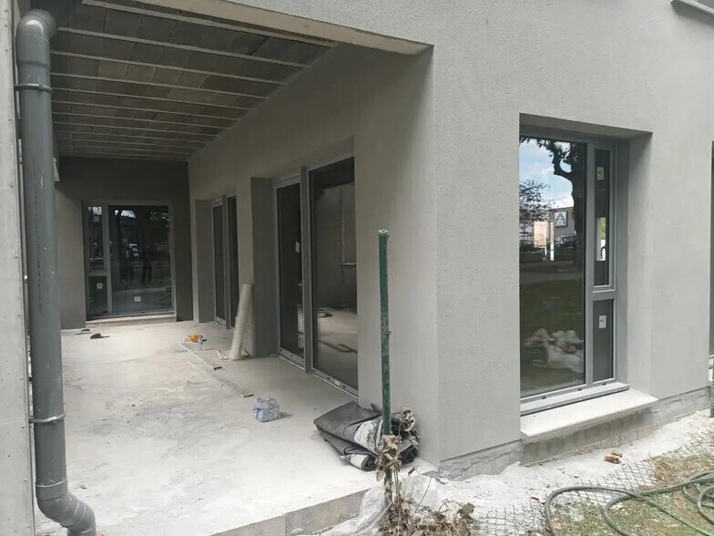 Office in Val-de-Reuil for lease - Building Photo - Image 3 of 7