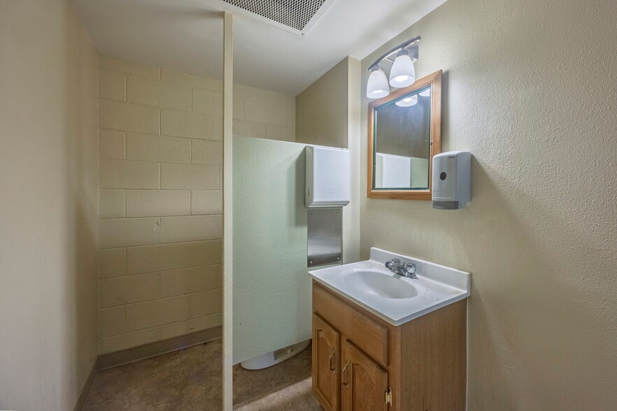 210 NE Alder St, Toledo, OR for sale - Building Photo - Image 3 of 34