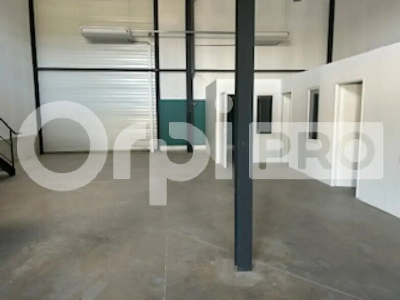 Flex in Frans for lease - Interior Photo - Image 2 of 6