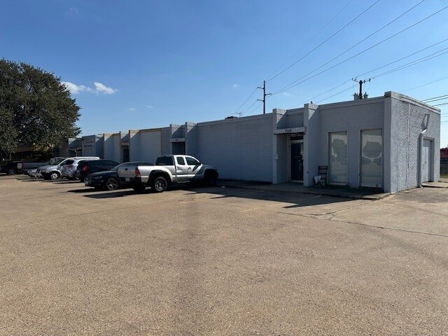 702-710 E Walnut St, Garland, TX for lease Building Photo- Image 1 of 4