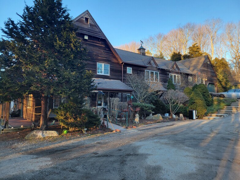 21 Shermantown, Saunderstown, RI 02874