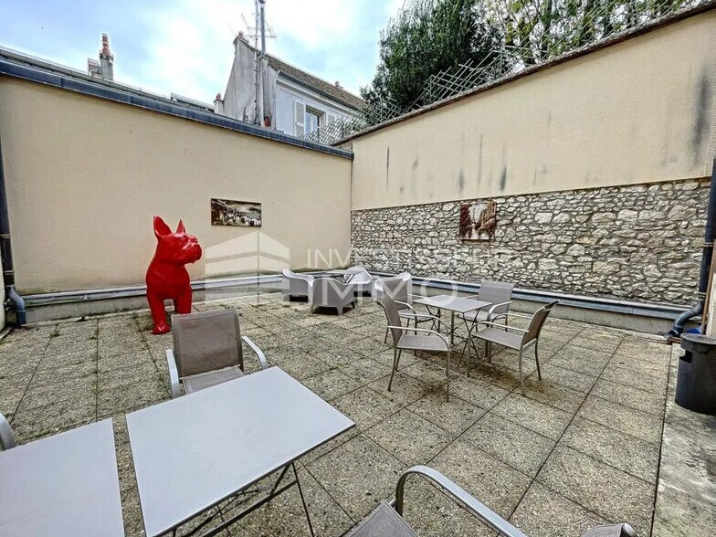 Office in Fontainebleau for lease - Building Photo - Image 2 of 2