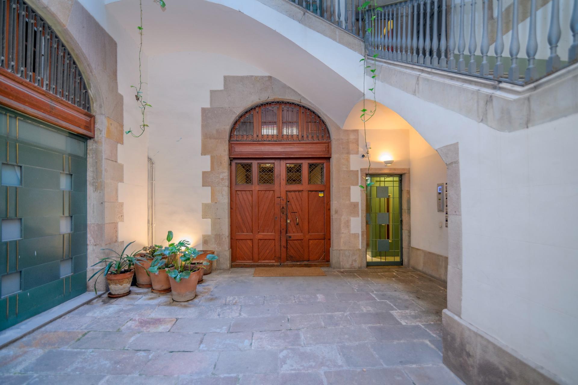 Retail in Barcelona, Barcelona for lease Interior Photo- Image 1 of 27